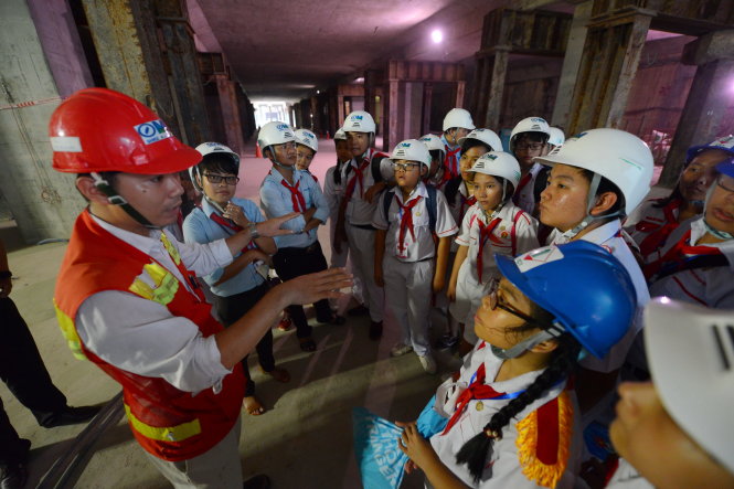 Các đại biểu trẻ em tham quan nhà ga trước Nhà hát TP.HCM, tuyến metro Bến Thành - Suối Tiên - Ảnh: Q.ĐỊNH
