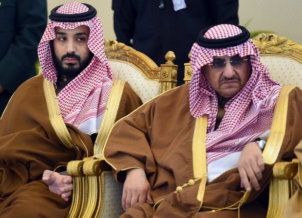 Mohammed bin Salman (trái) và Mohammed bin Nayef trong bức ảnh chụp tại một cuộc họp ở thủ đô Riyadh của Saudi Arabia năm 2015 - Ảnh: AFP