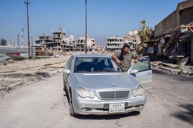 Nhà báo người Kurd Bakhtiyar Haddad giữa Mossoul 
đổ nát - Ảnh: Facebook cá nhân