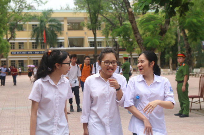 Các thí sinh tại điểm trường THPT Yên Hòa, Hà Nội rạng rỡ sau buổi thi tổ hợp Lý - Hóa - Sinh - Ảnh: HOÀI NAM