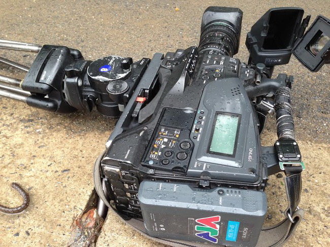 Máy quay phim của các nhà báo VTV bị đối tượng dùng xe tông làm hư hỏng nặng - Ảnh: VTV