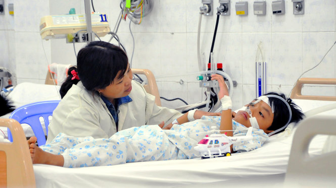 Bé trai Lê Nhật Tài (9 tuổi, ngụ Xuân Lộc) đang được điều trị tại Bệnh viện Nhi đồng Đồng Nai - Ảnh: A Lộc