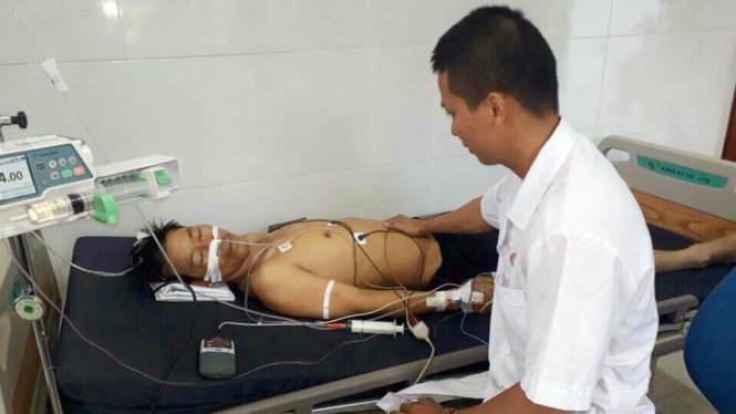 Bệnh nhân Lê Văn Lai đang được điều trị tại trung tâm y tế thị trấn Trường Sa, huyện đảo Trường Sa, tỉnh Khánh Hòa