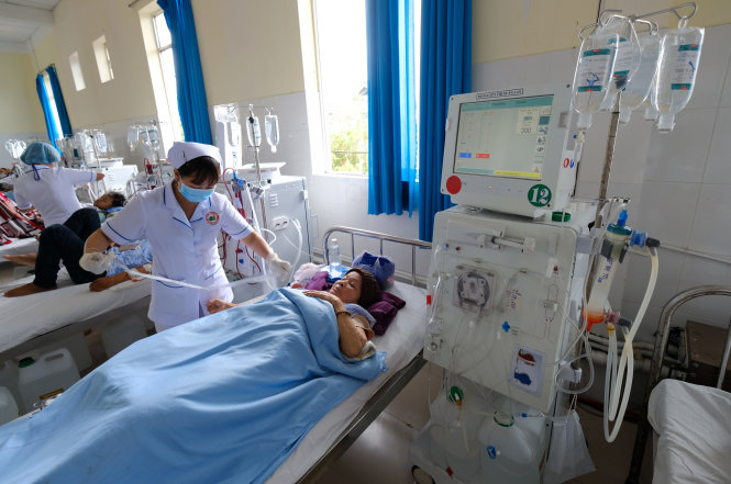 Khoa lọc máu Bệnh viện Đa khoa tỉnh Lâm Đồng lúc nào cũng trong tình trạng kín người bệnh chạy thận - Ảnh: M.VINH