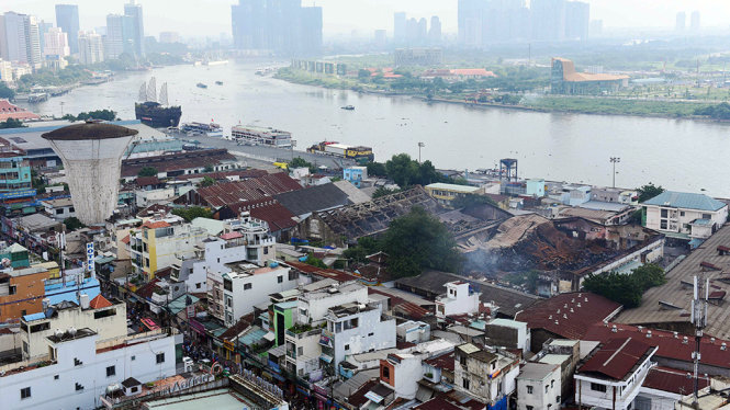 Khu nhà kho hàng hoá bị cháy nằm trong khu cảng sát sông Sài Gòn - Ảnh: HỮU THUẬN