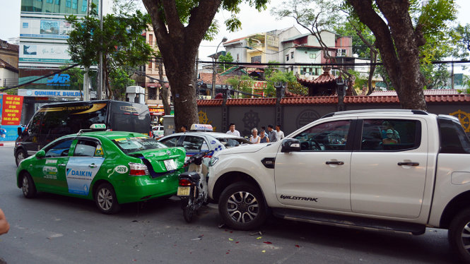 Hiện trường vụ va chạm giao thông xảy ra trên phố Bà Triệu (Q. Hai Bà Trưng, Hà Nội) chiều ngày 22-6 - Ảnh : Chí Tuệ