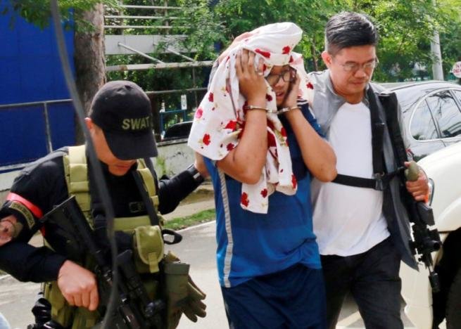 Mohammad Noaim Maute, một trong 7 anh em nhà Maute, bị cảnh sát bắt giữ tại thành phố Cagayan De Oro ngày 15-6 - Ảnh: Reuters