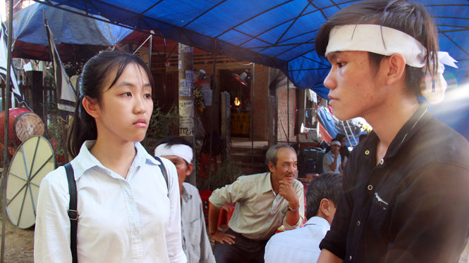 Lớp trưởng Kim Dung chia sẻ nỗi đau cùng với Hiệu - Ảnh: Trần Mai