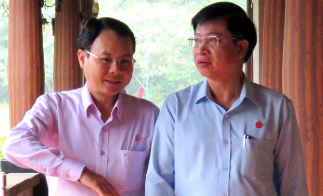 Ông Nguyễn Văn Hiếu (bên trái) trao đổi với ông Đặng Minh Đạt - Phó chủ nhiệm UBKT Thành ủy (phải) bên lề hội nghị