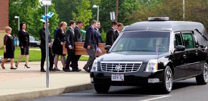 Thi hài của Warmbier được đưa ra xe trong tang lễ ngày 22-6 (giờ Mỹ) - Ảnh: Reuters