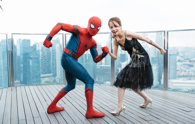 An Nguy chụp ảnh vui cùng người nhện trong sự kiện ra mắt bộ phim Spider-Man Homecoming diễn tại Singapore - Ảnh: NVCC