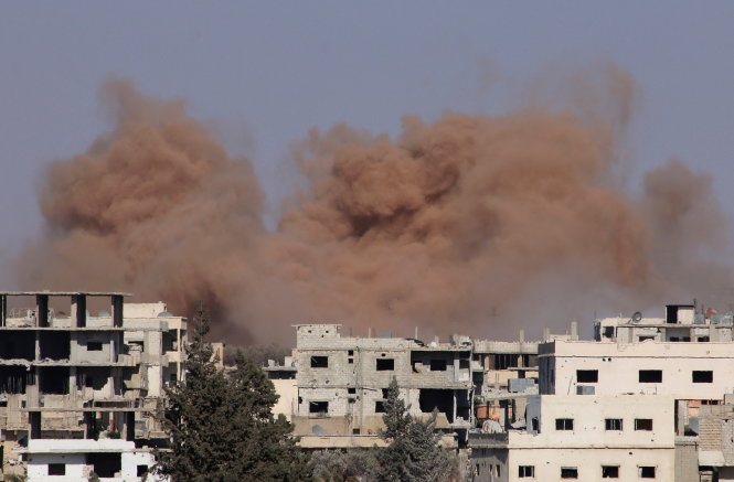 Khu vực phía nam thành phố Deraa của Syria bị không kích ngày 22-6. Đây là nơi thuộc quyền kiểm soát của các tay súng nổi dậy chống chính quyền Damascus - Ảnh: Reuters