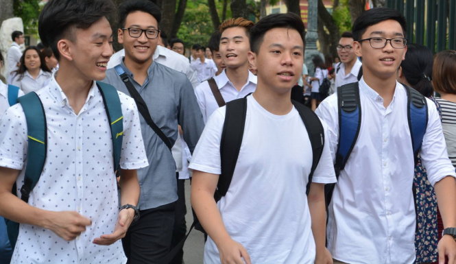 Các thí sinh cười rạng rỡ sau khi rời phòng thi tại điểm thi trường THPT Chu Văn An, Hà Nội - Ảnh: Chí Tuệ