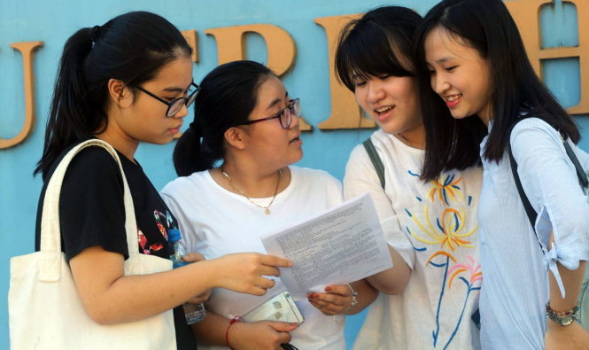 Thí sinh ở điểm thi THPT Phan Châu Trinh, Đà Nẵng trao đổi bài thi Anh văn - Ảnh: Đoàn Nhạn