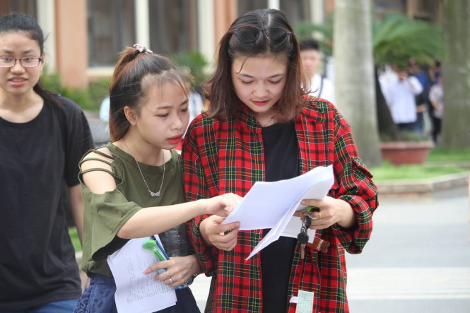 Các thí sinh ra khỏi phòng thi tại điểm thi trường ĐH Công nghiệp Hà Nội - Ảnh: Phương Chinh