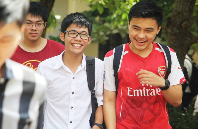 Hai nam sinh thoải mái sau buổi thi môn toán tại điểm thi Trường THPT chuyên Phan Bội Châu, TP Vinh - Ảnh: Doãn Hòa