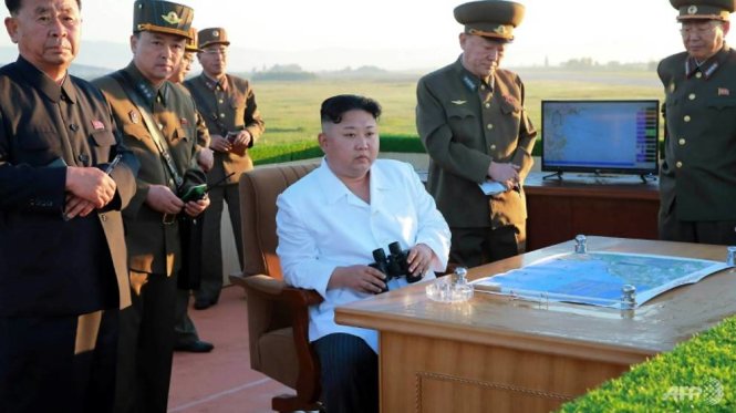 Lãnh đạo Triều Tiên giám sát vụ phóng thử tên lửa đạn đạo ngày 29-5 - Ảnh: AFP