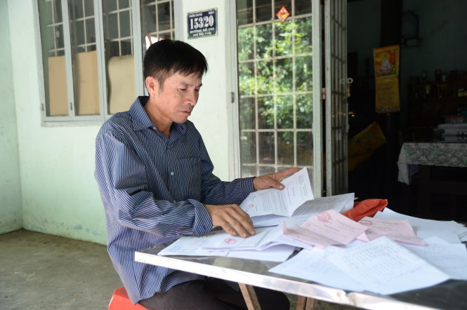 Ông Nguyễn Hữu Tín - một người dân sống tại khu quy hoạch “treo” dự án mở rộng khu lâm trại Suối Tiên (TP.HCM), nơi trước đây không được sửa chữa nhà, đường sá - Ảnh: Tự Trung