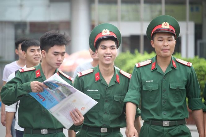 Các thí sinh là học viên Trung cấp Kỹ thuật tăng thiết giáp rạng rỡ kết thúc môn thi địa lý - Ảnh: Phương Chinh