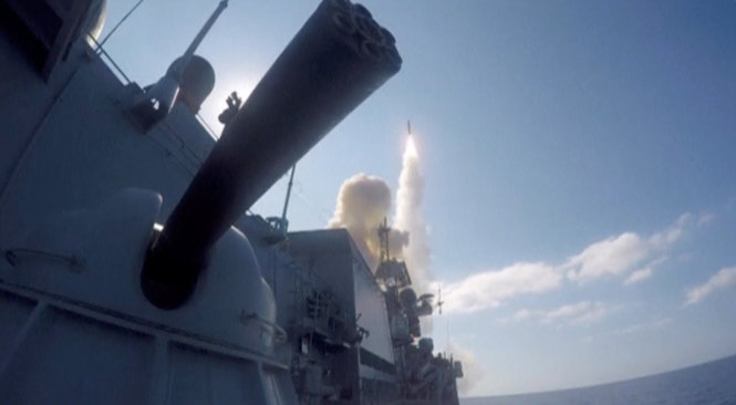 Ảnh cắt từ video clip cho thấy một tên lửa được bắn đi từ chiến hạm của Nga ở Địa Trung Hải nhằm tấn công các mục tiêu IS tại tỉnh Hama của Syria - Ảnh: Reuters