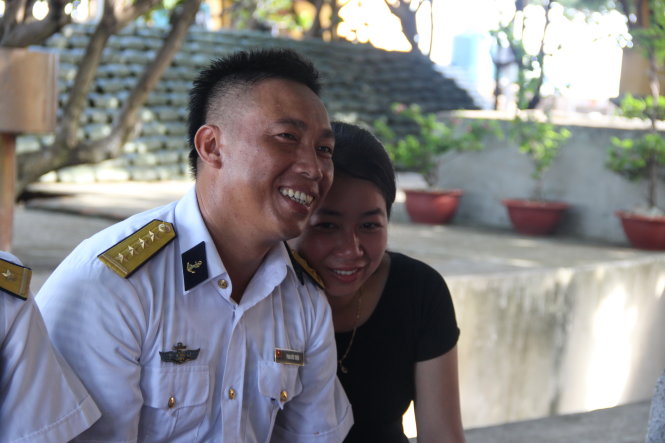 Chị Bùi Thị Thương vui mừng khi gặp lại chồng trên đảo Trường Sa Đông - Ảnh: NGỌC LOAN