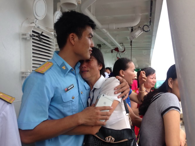 Bà Nguyễn Thị Thu xúc động khi chia tay con để lên tàu về đất liền - Ảnh: NGỌC LOAN