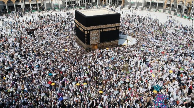 Những tín đồ Hồi giáo hành hương xung quanh Kaaba trong đền thờ Grand - Ảnh: AFP