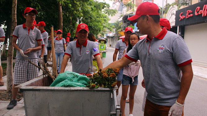 Các cựu học sinh còn mượn được xe đẩy rác để thu rác trực tiếp