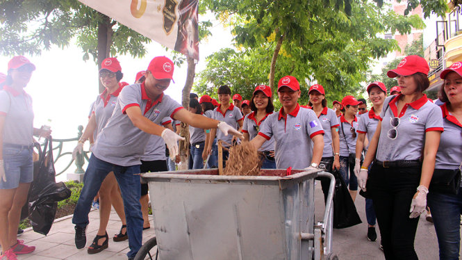 Nhóm cựu học sinh vừa nhặt rác, vừa đi diễu hành tuyên truyền cho người dân về bảo vệ môi trường