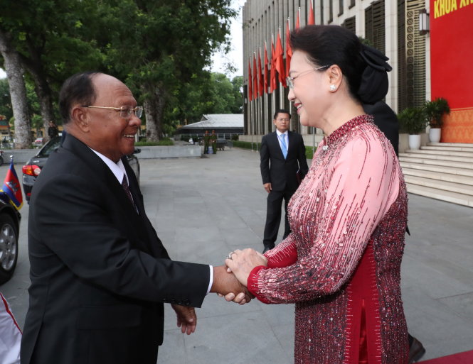 Chủ tịch Quốc hội Nguyễn Thị Kim Ngân đón Chủ tịch Quốc hội Vương quốc Campuchia Heng Samrin tại Hà Nội - Ảnh: TTXVN