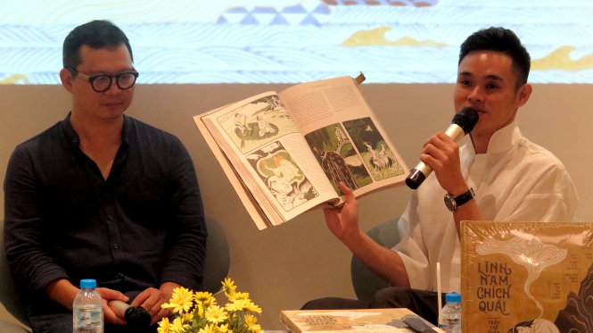 Tạ Quốc Kỳ Nam (phải) đang giới thiệu các tranh do Tạ Huy Long thực hiện theo anh là rất kỳ công - Ảnh: L.Điền