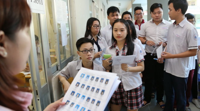 Thí sinh làm thủ tục trước giờ thi tổ hợp môn KHXH tại điểm thi trường THPT Nguyễn Hữu Thọ Q.4, TP.HCM - Ảnh: Như Hùng