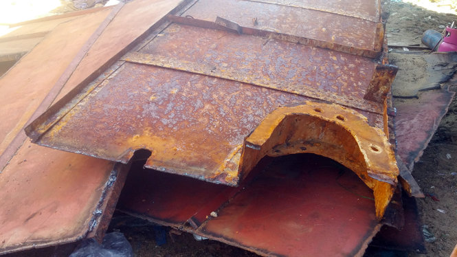 Một tấm thép trong hầm chứa cá trên tàu ông Nguyễn Ảnh (huyện Hoài Nhơn) đã được cắt ra khỏi tàu - Ảnh: THÁI NGÂN
