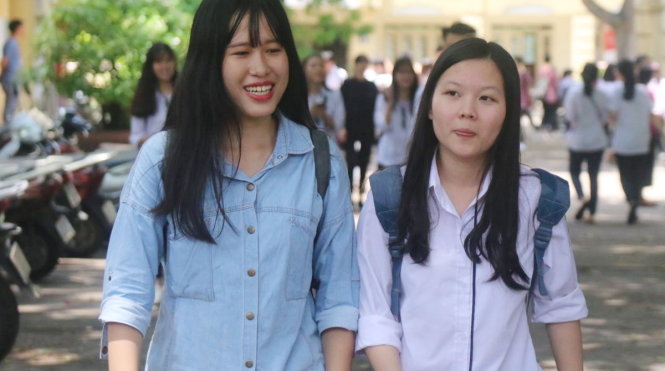 Thí sinh vui vẻ ra về sau khi thi xong tổ hợp môn khoa học xã hội tại điểm thi Trường THPT Việt Đức, Hà Nội sáng 24-6 - Ảnh: Hoài Nam