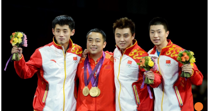 HLV Liu Guoliang (thứ 2 từ trái sang) trên bục nhận HCV ở Olympic 2016 cùng các tay vợt Trung Quốc. Ảnh: REUTERS