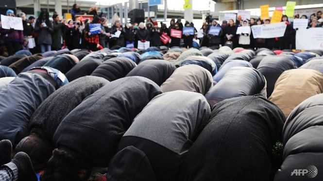Những người Hồi giáo cầu nguyện tại một cuộc biểu tình ở sân bay JFK để phản đối lệnh cấm nhập cảnh của tổng thống Donald Trump - Ảnh: AFP