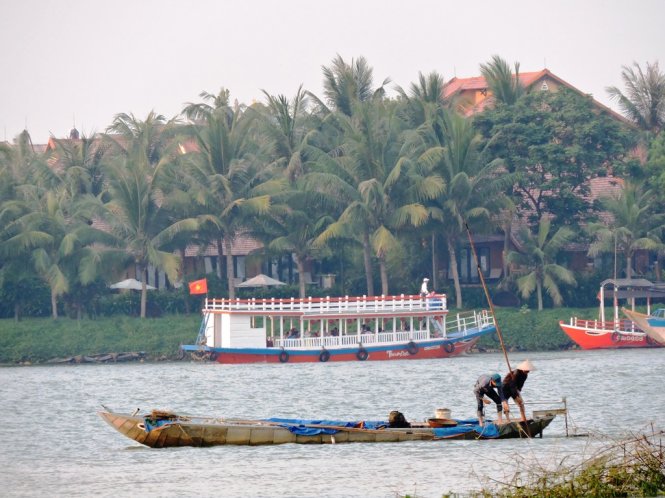 Ngư dân cào hến trên sông Hoài - Ảnh: Thanh Ly