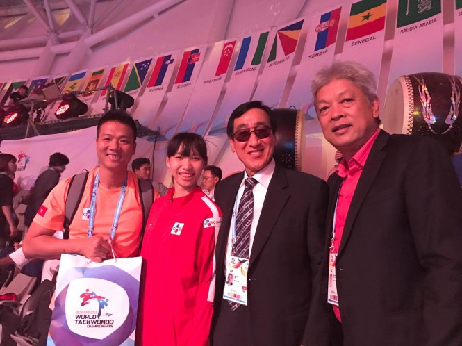 Kim Tuyền chụp ảnh lưu niệm sau khi nhận HCB tại Giải taekwondo thế giới 2017. Ảnh: HẢI DANH
