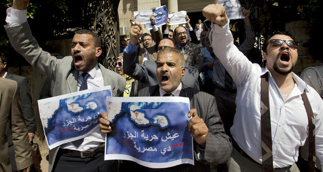 Luật sư Ai Cập xuống đường phản đối việc trả đảo - Ảnh: AFP
