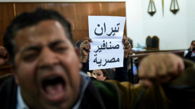 Phản đối trả đảo ngay trong phòng họp Quốc hội Ai Cập - Ảnh: AFP