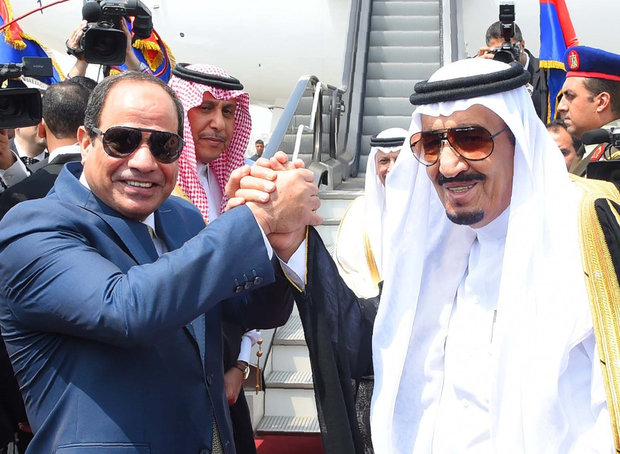 Tổng thống Ai Cập và vua Saudi hân hoan chào đón nhau - Ảnh: AFP