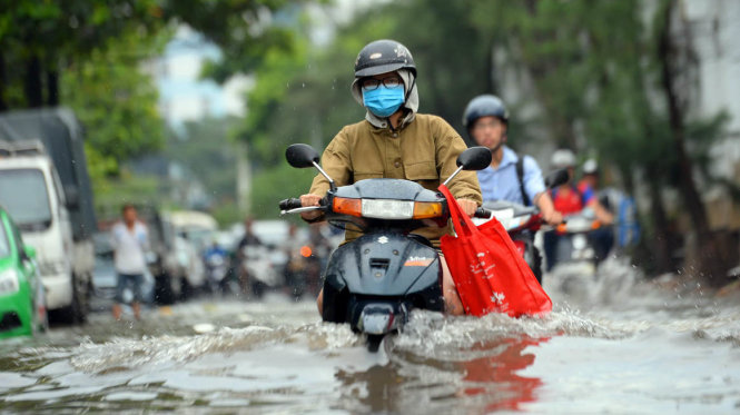 Ngập trên đường Nguyễn Hữu Cảnh -
 Ảnh: Hữu Khoa