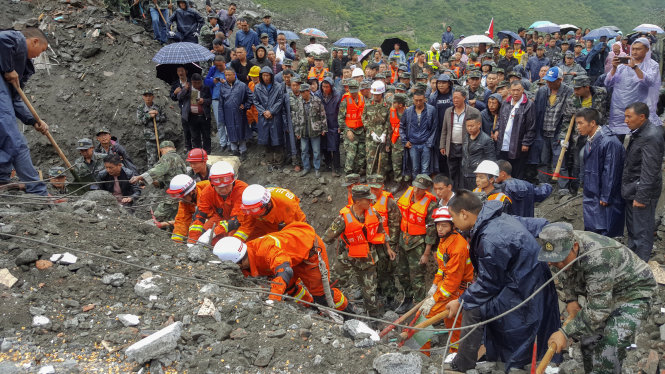 Lực lượng cứu hộ Trung Quốc đang chạy đua với thời gian để tìm kiếm những người sống sót - Ảnh: Reuters