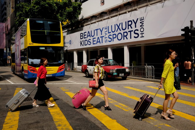 Một con đường mua sắm ở Hong Kong trong tháng 6-2016 - Ảnh: Reuters