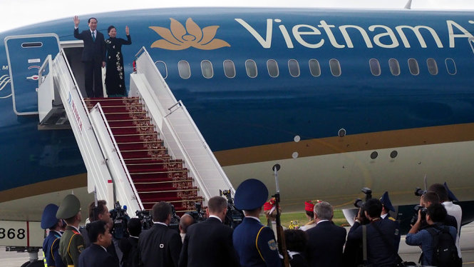 Chủ tịch nước Trần Đại Quang cùng phu nhân chào mọi người ngay khi đến sân bay quốc tế Minsk đầu giờ chiều 26-6, bắt đầu chuyến thăm chính thức nước Cộng hòa Belarus - Ảnh: QUỲNH TRUNG