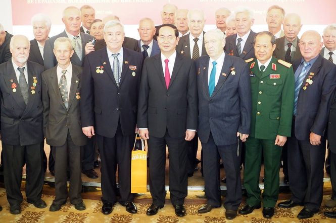 Chủ tịch nước chụp ảnh lưu niệm cùng các cựu chiến binh Belarus tại buổi gặp mặt thân tình ở Minsk chiều 26-6 nhân chuyến thăm chính thức Cộng hòa Belarus - Ảnh: QUỲNH TRUNG