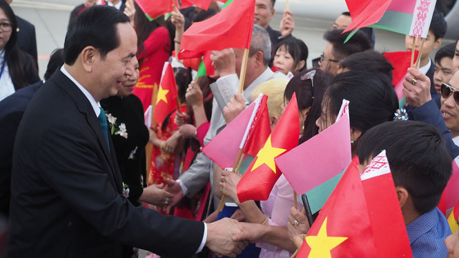 Chủ tịch nước Trần Đại Quang gặp gỡ đại diện Đại sứ quán Việt Nam và cộng đồng người Việt tại Belarus tại lễ đón ở sân bay quốc tế Minsk đầu giờ chiều 26-6 - Ảnh: QUỲNH TRUNG