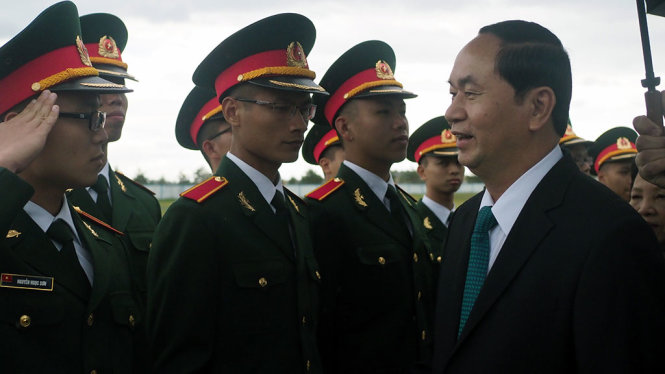 Chủ tịch nước Trần Đại Quang gặp gỡ các học viên quân sự Việt Nam tại lễ đón ở sân bay quốc tế Minsk đầu giờ chiều 26-6 - Ảnh: QUỲNH TRUNG