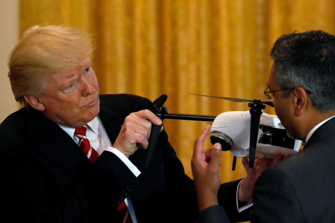 Tổng thống Donald Trump (trái) xem một mẫu máy bay không người lái trong sự kiện liên quan công nghệ cao được tổ chức ở Nhà Trắng ngày 22-6 - Ảnh: Reuters