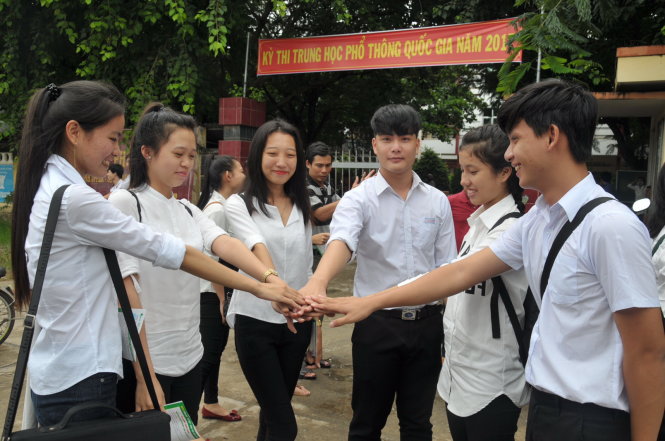 Học sinh Trường THPT Phú Thạnh (huyện cù lao Tân Phú Đông, tỉnh Tiền Giang) được thi THPT quốc gia ngay tại địa phương mình. Theo Bộ 
GD-ĐT, việc này tiết kiệm cho thí sinh, gia đình và xã hội - Ảnh: Thanh Tú